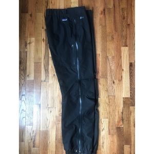 L Men’s Patagonia full zip black rain pants